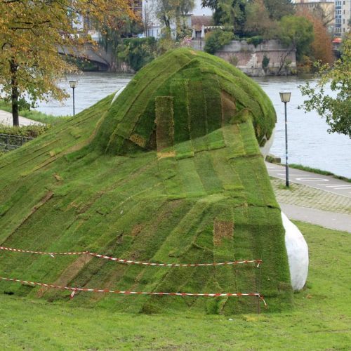 Am Ufer von der Donau in Ulm steht eine Riesenskulptur